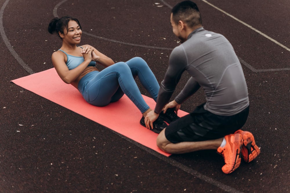 Portrait of smiling beautiful African American woman doing exercises on yoga mat on the street, outdoors. Confident athlete together. Motivation, sport concept SSUCv3H4sIAAAAAAAACpySwW6DMAyG75P2DijnIpUGaOmrVDuYEIrVNEFJ6DRVffc5CVTZdTf82f7tP+b5+VEUrAeHgp2LZ4goRqUW5y14NJrwfrdyK/UgbU4elrf7HADmkRzQG4ugctiDF5OGuySoF6UCfsUkcx784qQLu6xIgJdX0kjwLZEWvqS42BIxSR2UYmyXMbf0kW0oif+rM318vQ1fpRY/ceHMiJVKQjJySaXs9u2lvefWYBnQZK4eRoAKBTxTApzBwp++2aJAfc2I8VO8y6YkzKK9DVu9zTBlzAy9Cq8+0hi58Qmco/Jh49lsQX+BuWdztPHR06rKBjpOCCvOj7xuj1VbNSfeHLrTWpAOOiHpxHU2IYrFDYfcFYYN2NiOvIMOyq6u+7I+Vk0JJylKsYdDOzY95zWnW7x+AQAA//8DALJtrFO5AgAA